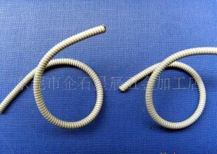 灵活照亮每个角落 金属软管台灯的现代照明艺术